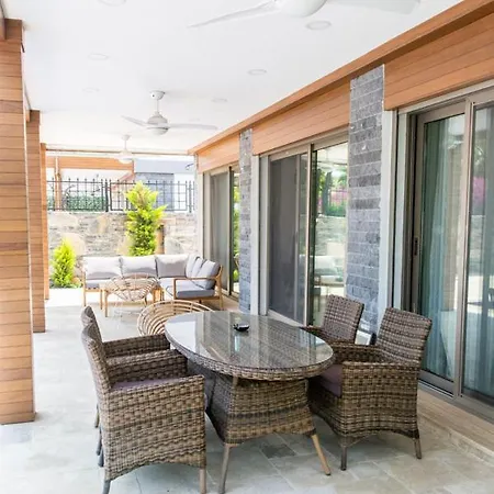 Sleeps 8 With Pool Air Con And Wifi